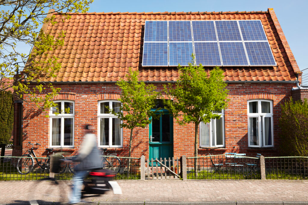 Woning met zonnepanelen op het dak als beeld voor particuliere verduurzaming